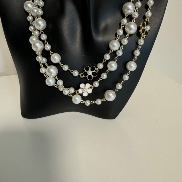 Layered Pearl Chanel-style necklace with Camellia flower embellishments - Picture 1 of 6
